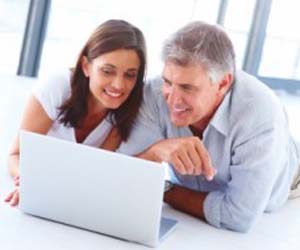 mature-couple-with-laptop-fea